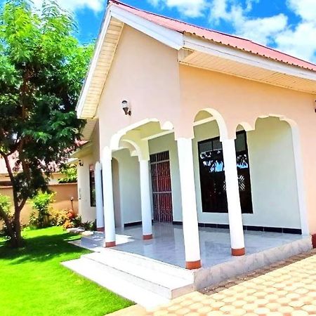 Bed and Breakfast Safi House Boma la Ngombe Екстер'єр фото