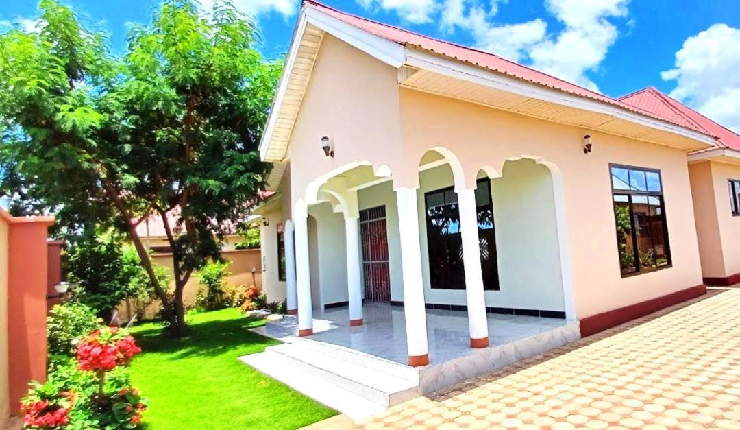 Bed and Breakfast Safi House Boma la Ngombe Екстер'єр фото